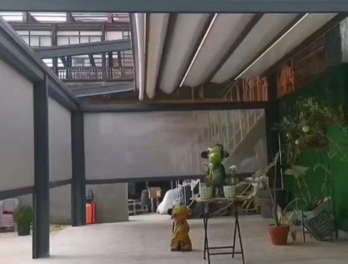 Windproof roller shutter